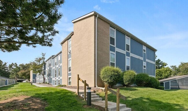 Building Photo - Spacious Centennial Condo