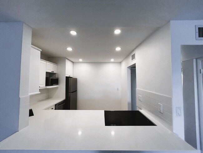 Building Photo - Large Updated 1 Bedroom 1.5 Bath Condo - Steps from Fort Lauderdale Beach!