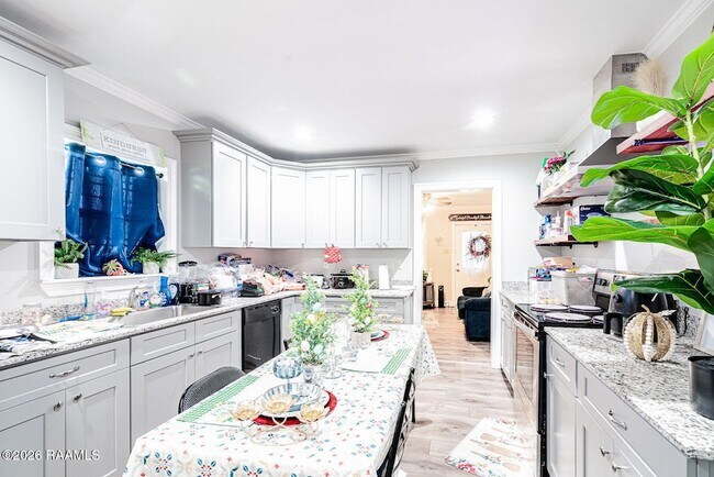 Building Photo - 800 N St Antoine St