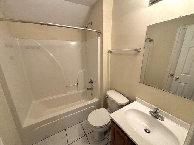 Building Photo - NormalTown 2br House - Fall 2026 Prelease