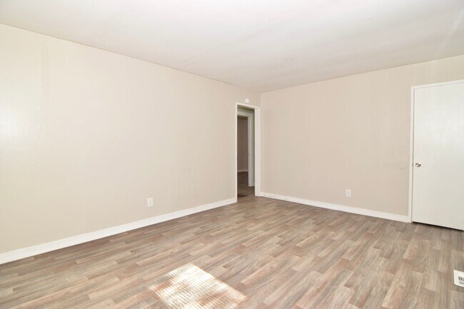 Building Photo - 667 Lorraine Dr