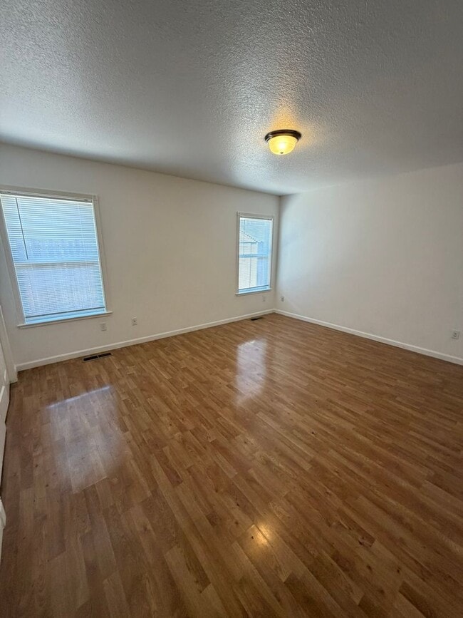 Building Photo - Beautiful 2 Bedroom on a Large Corner Lot!