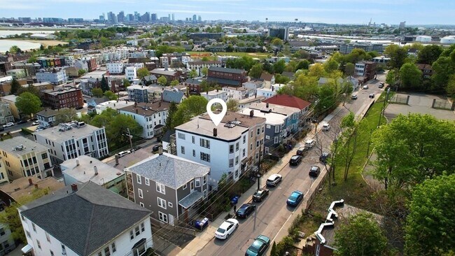 Building Photo - 120 Gladstone St