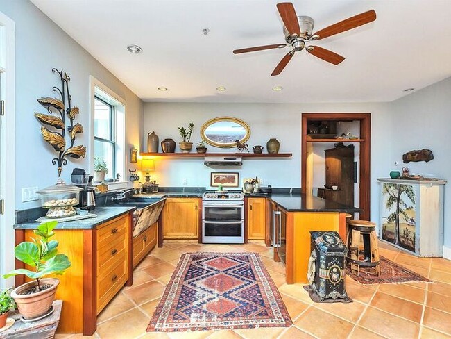 Building Photo - High end stunning condominium located at t...