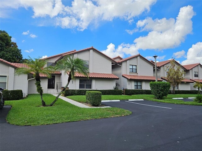 Building Photo - 633 Deer Crk Lk Pt S Ln