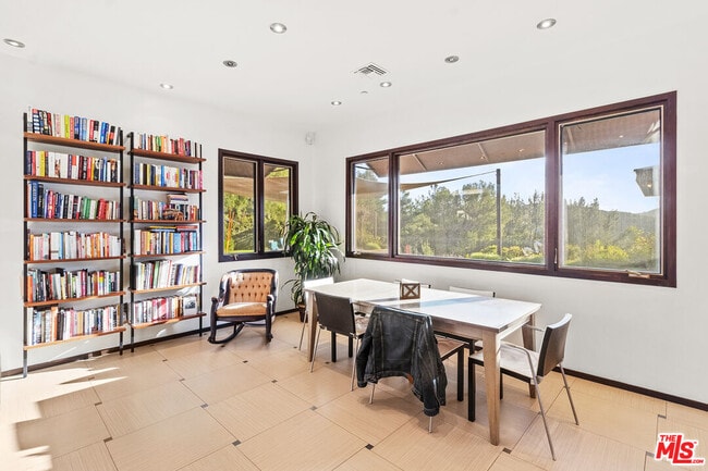 Building Photo - 2473 La Condesa Dr