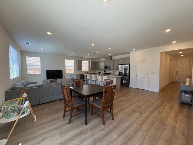 Building Photo - Gorgeous 4 Bedroom Home in Quiet Hollister...