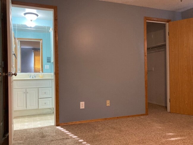 Building Photo - 3 Bedroom, 1 Bath Ranch Home w/Attached 1 ...