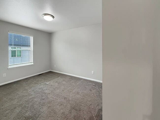 Building Photo - $0 DEPOSIT OPTION. BRIGHT AND SPACIOUS 3-B...