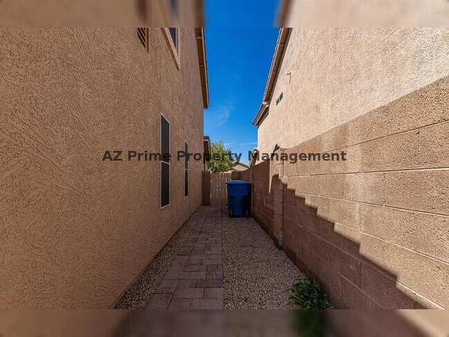 Building Photo - 4233 E Raven Rd
