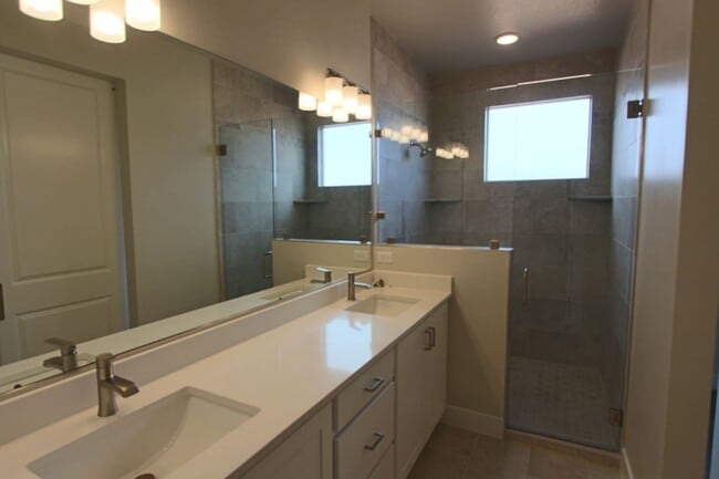 Building Photo - LIKE NEW: 2170+ SQFT and majestic VIEWS  3 Br 2.5 Ba 2 Car garage