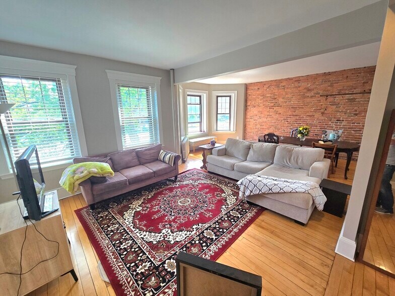 Primary Photo - 1165 Commonwealth Ave