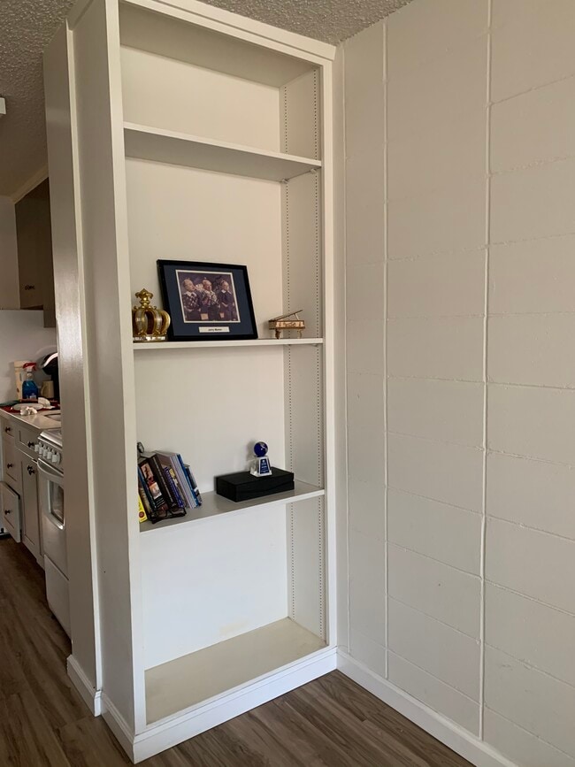 Building Photo - 425 Ena Rd