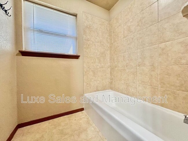 Building Photo - 605 Moraine Ave