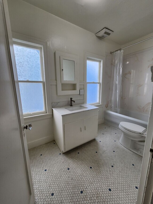 Building Photo - Private Bedroom Near UC Berkeley Campus
