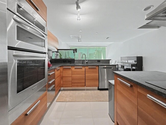 Building Photo - 2950 NE 188th St