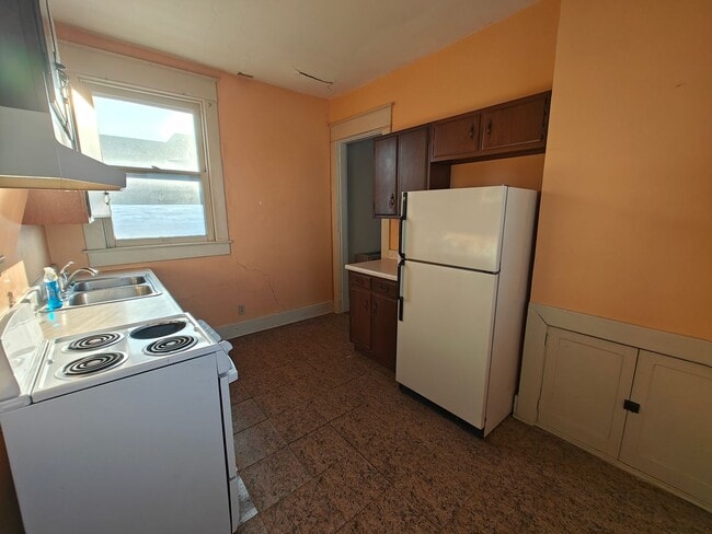 Building Photo - 28 W Franklin St