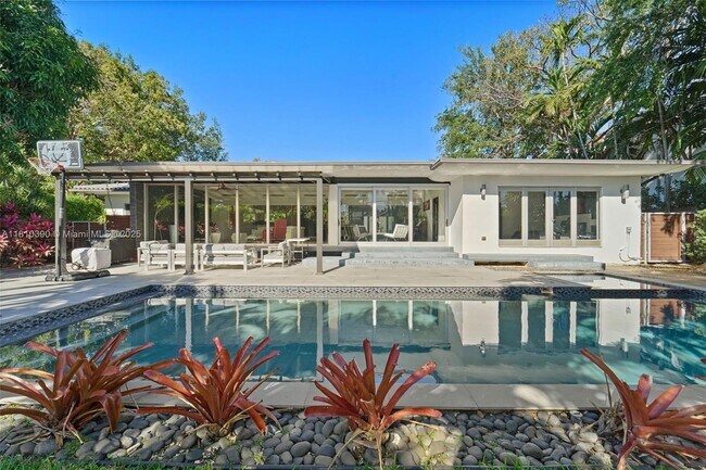 Building Photo - 18 Samana Dr