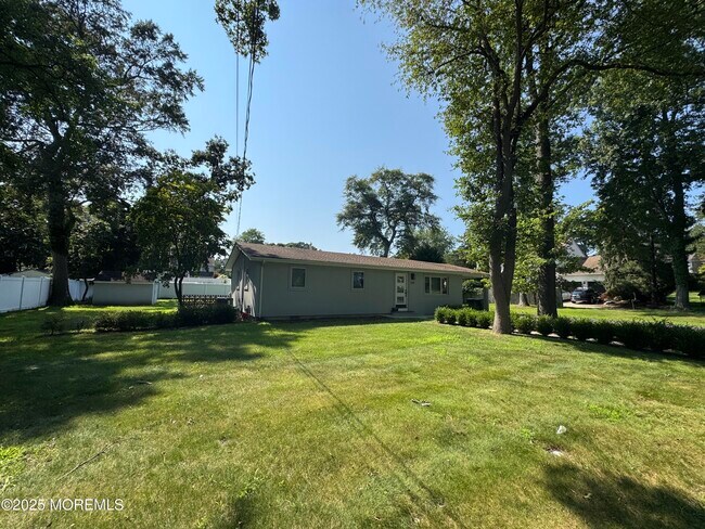 Building Photo - 220 Highwood Rd
