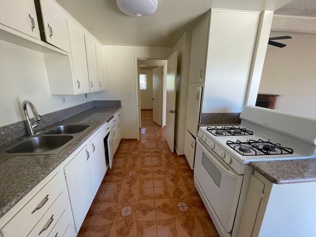 Building Photo - Apple Valley, 3 Bedroom, 2 Bathrooms, 1/2 acre property, Fully fenced