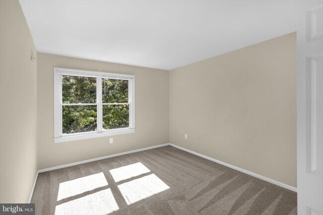 Building Photo - 2206 Fort Ward Pl