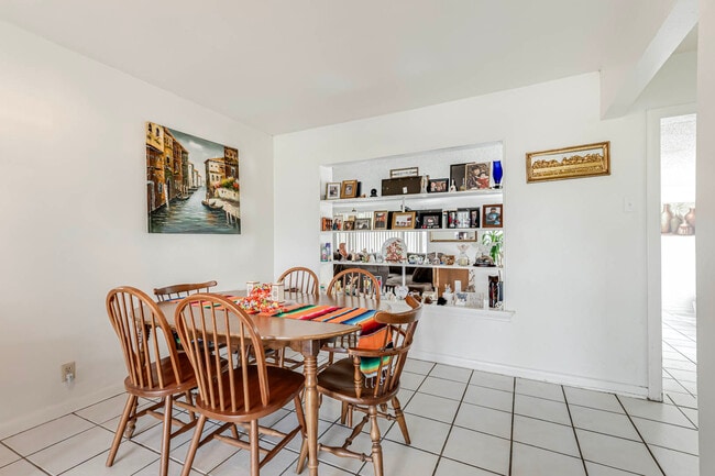 Building Photo - 359 Langton Dr