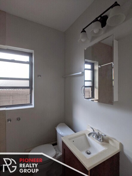 Building Photo - 947 W Cornelia Ave