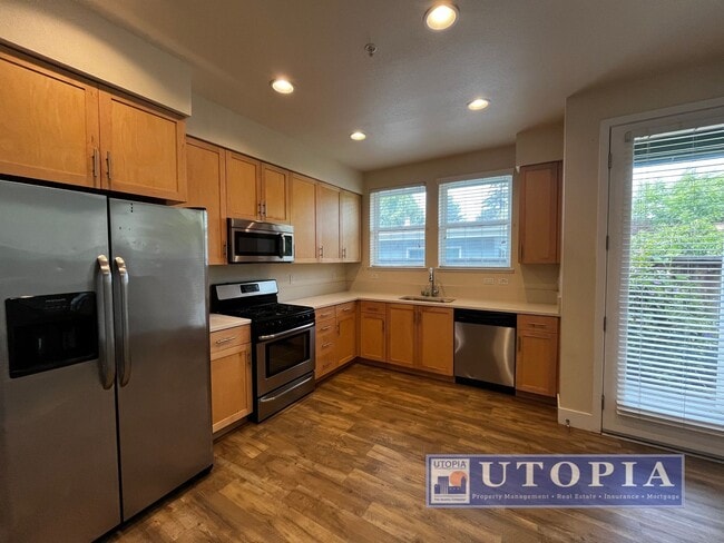Building Photo - Spacious and Modern 3-bedroom, 3.5 bathroom in Seabright just minutes away from the Beach Boardwa...