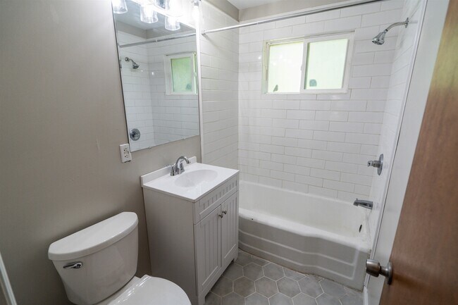 Building Photo - 2103 Evergreen Dr