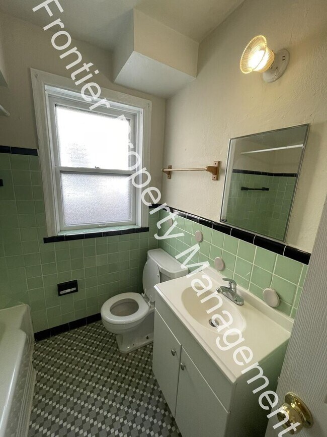 Building Photo - Charming 1-Bedroom Apartment