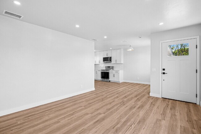 Building Photo - "Charming 2-Bedroom Retreat on Flamingo Av...