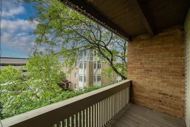 Building Photo - Two Bedroom, 2 Bath Creve Coeur Condo