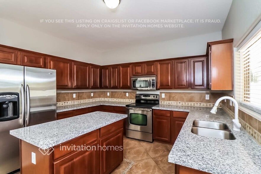 Building Photo - 1416 S 115th Dr