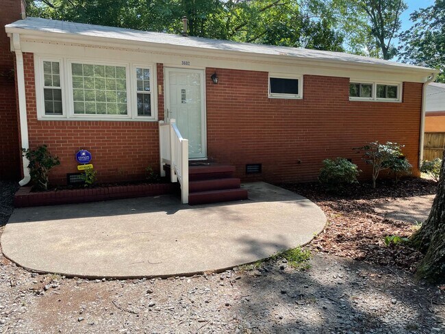 Building Photo - 3 BR between North Elm and North Church