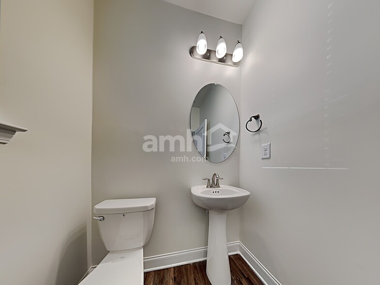 Building Photo - 5280 Valley Dr