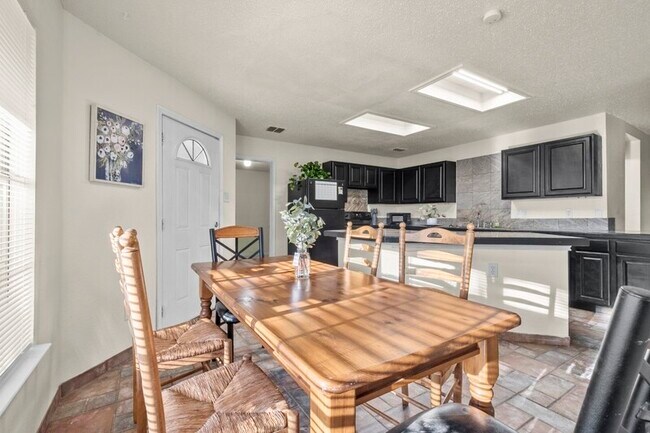Building Photo - 2105 Capstan Dr