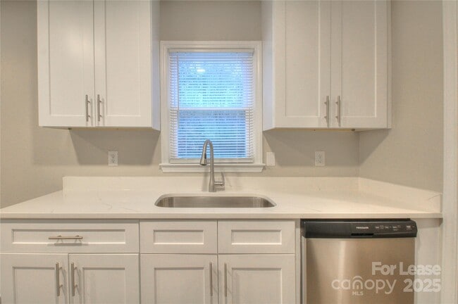 Building Photo - 1024 Sharon Dr