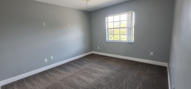 Building Photo - 3 Bedroom 2 Bath Lakefront Townhouse