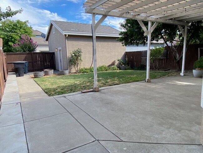 Building Photo - Cute Roseville home walking distance to Ki...