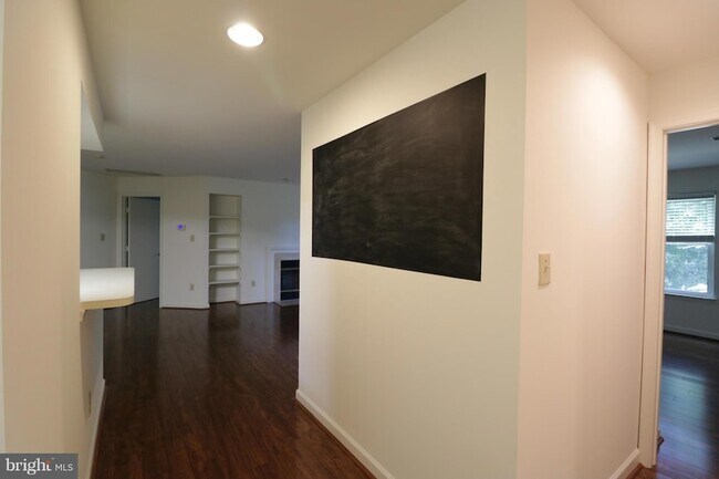 Building Photo - 3301 Sir Thomas Dr