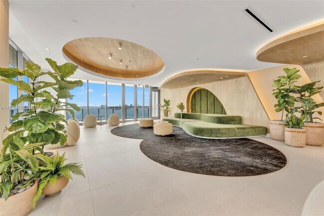 Building Photo - 700 NE 24th St