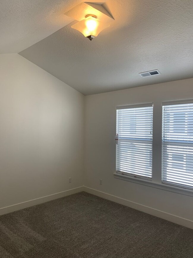 Building Photo - *ROOM ONLY* Beautiful Willow Point Townhome LOOKING FOR FEMALE ROOMMATE-ROOM AVAILABLE