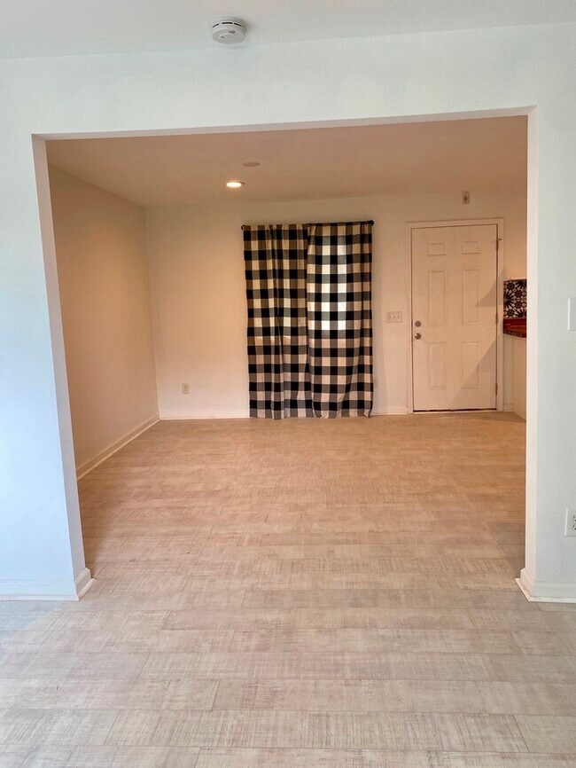 Building Photo - 910 Shelby Ave