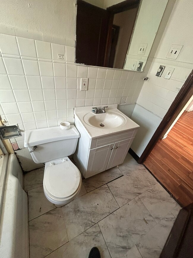 Building Photo - 5443 Rosemont Ave