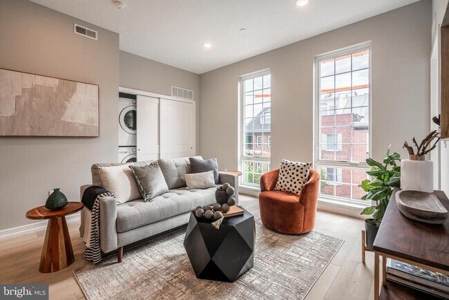 Building Photo - 713 S Mildred St