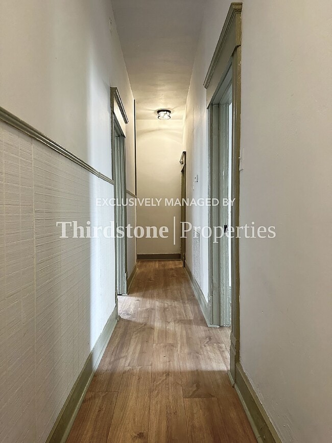 Building Photo - 210 E 9th St