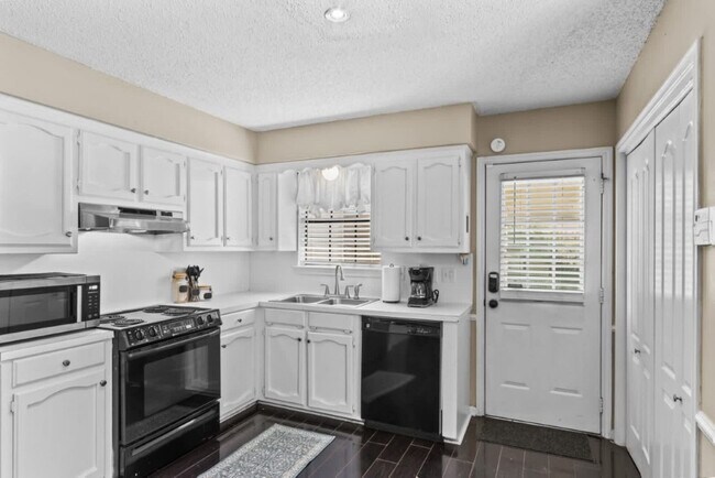 Building Photo - 553 Westhaven Blvd