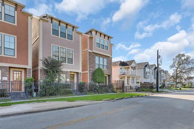 Building Photo - 1046 W 23rd St