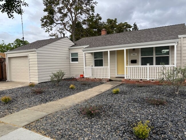 Building Photo - Charming House Close to Downtown