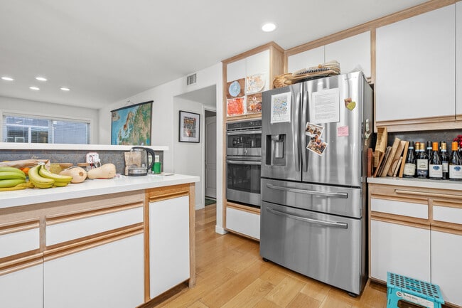 Building Photo - 20 Quarterdeck St